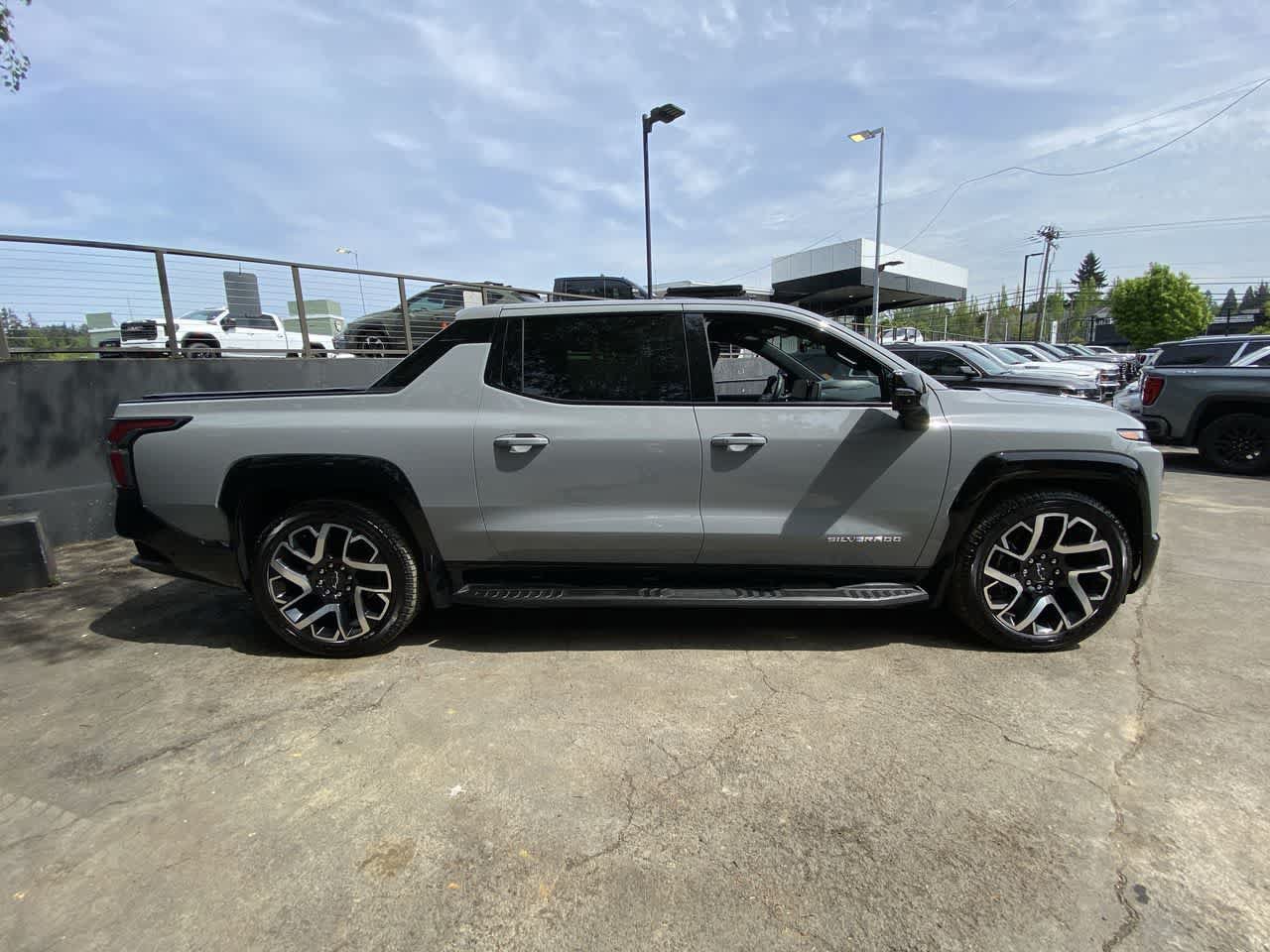 Used 2025 Chevrolet Silverado EV RST AWD/4WD image 7