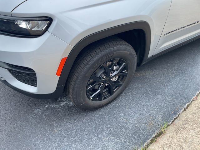 New 2025 Jeep Grand Cherokee Altitude RWD image 4