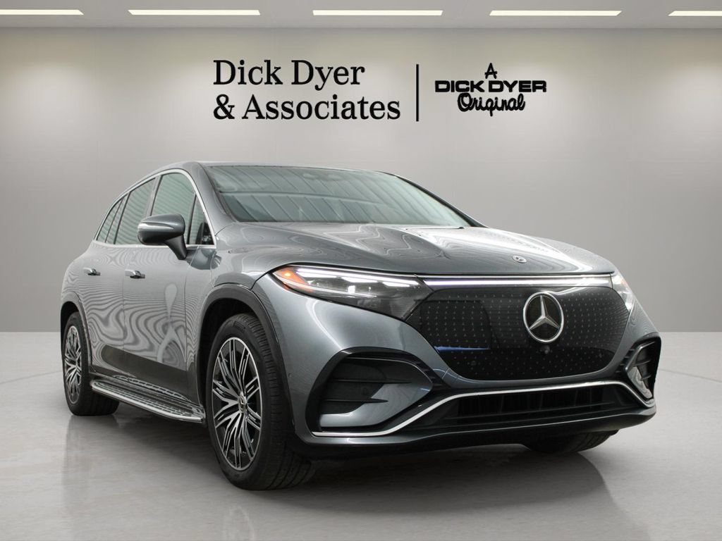 Used 2023 Mercedes-Benz EQS 580 4MATIC SUV w/ Exclusive Trim Package image 3