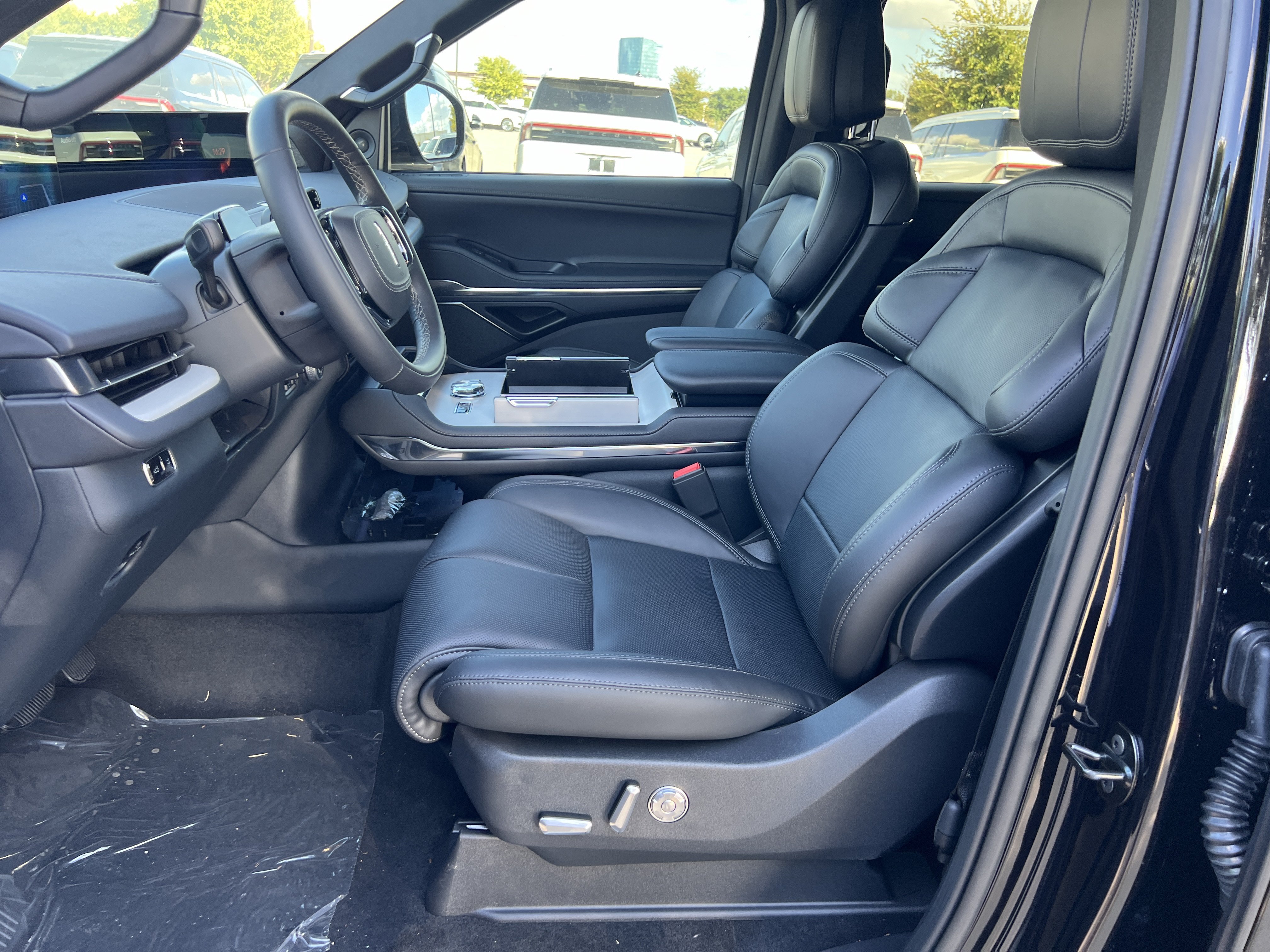 New 2027 Lincoln Navigator Reserve w/ Jet Appearance Package AWD/4WD image 14