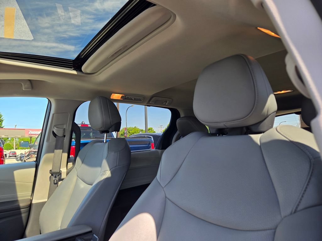 Used 2023 Toyota Sienna XLE FWD image 34