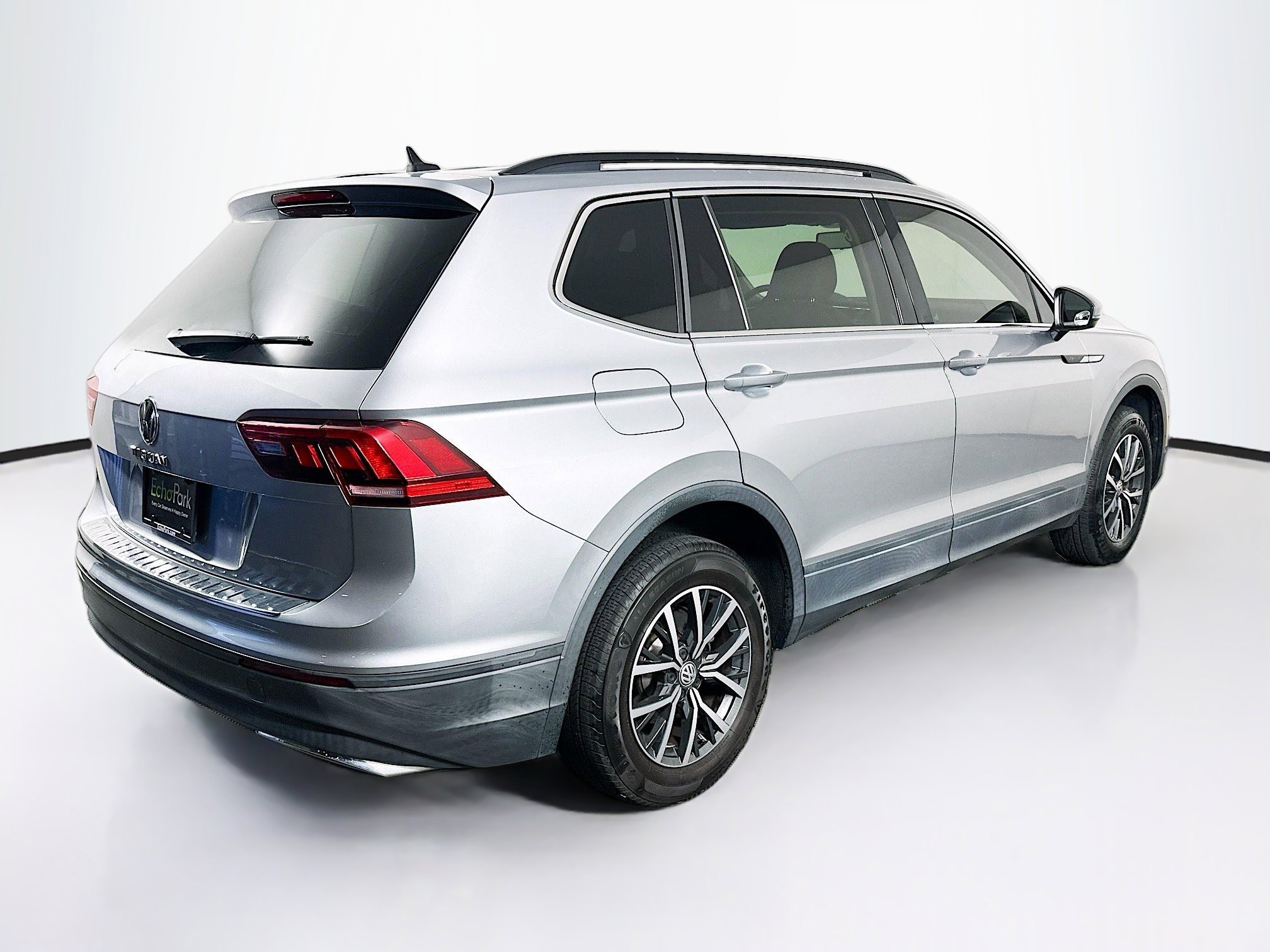 Used 2019 Volkswagen Tiguan SE w/ Panoramic Sunroof Package FWD image 9