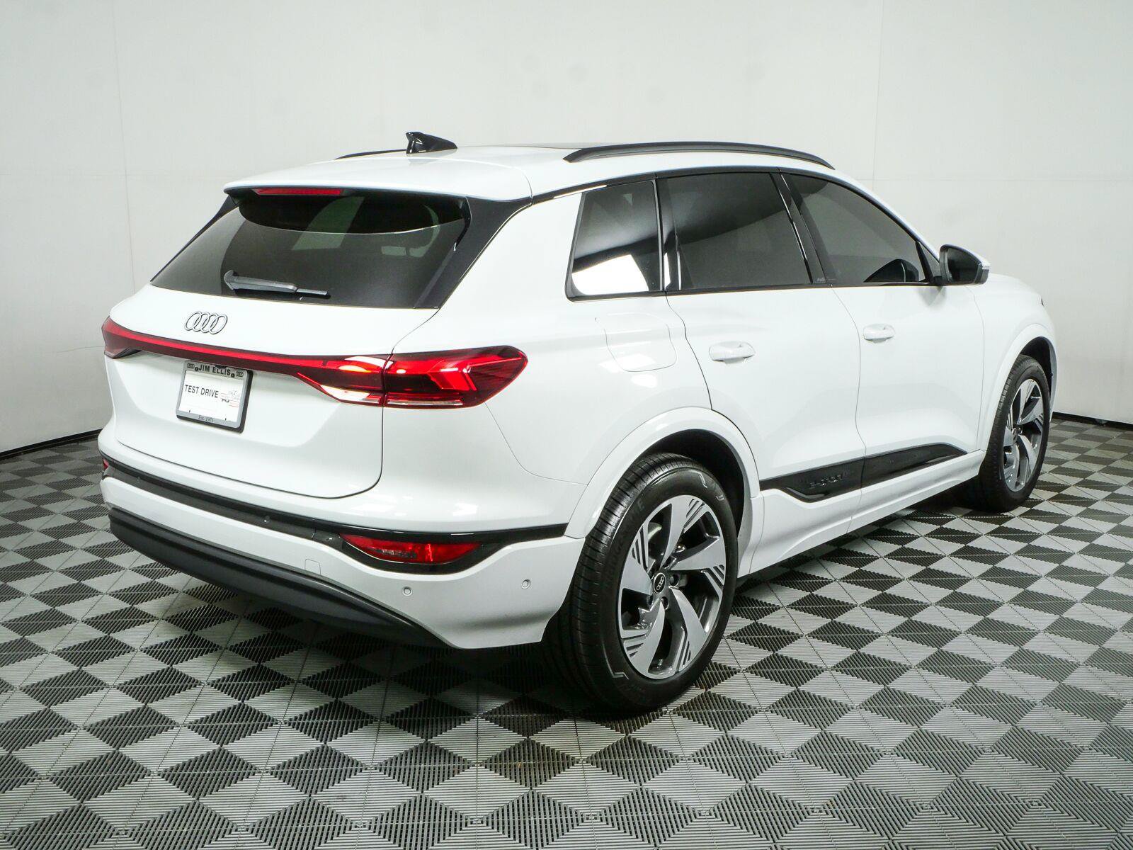 Used 2025 Audi Q6 e-tron Premium Plus w/ Premium Plus AWD/4WD image 3
