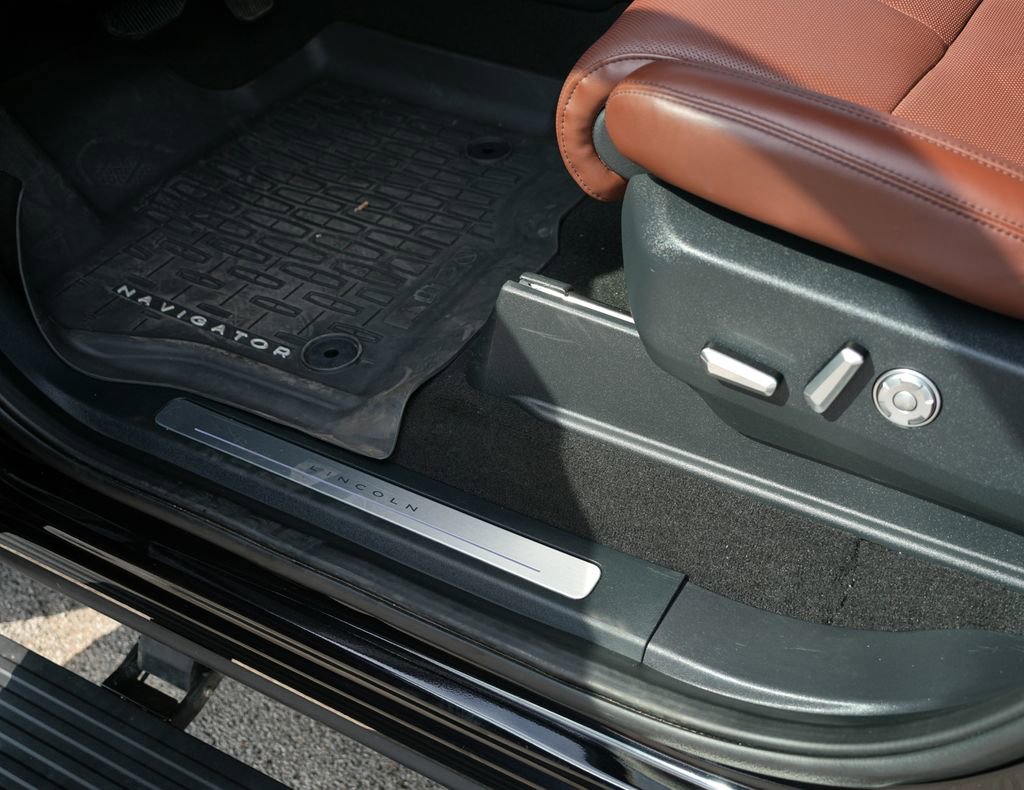 Used 2025 Lincoln Navigator Reserve AWD/4WD image 23