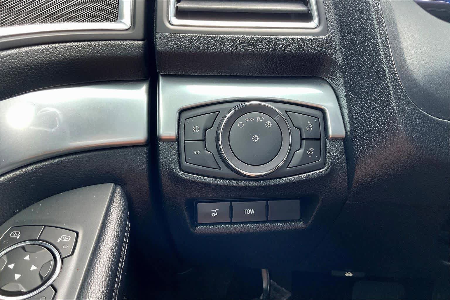 Used 2018 Ford Explorer Limited w/ Ford Safe & Smart Package image 33