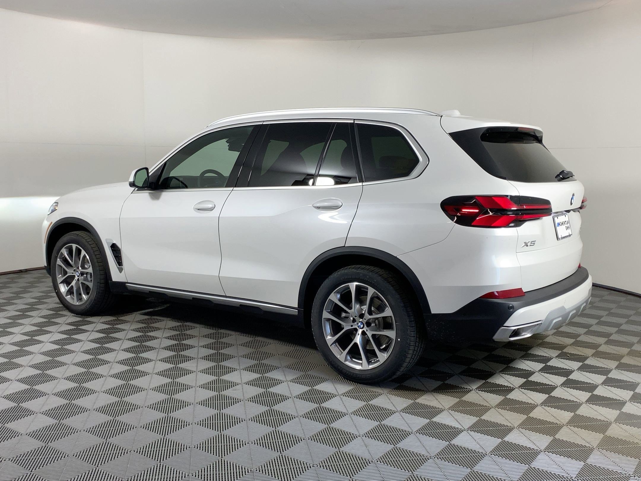 Used 2026 BMW X5 sDrive40i w/ Premium Package RWD image 3
