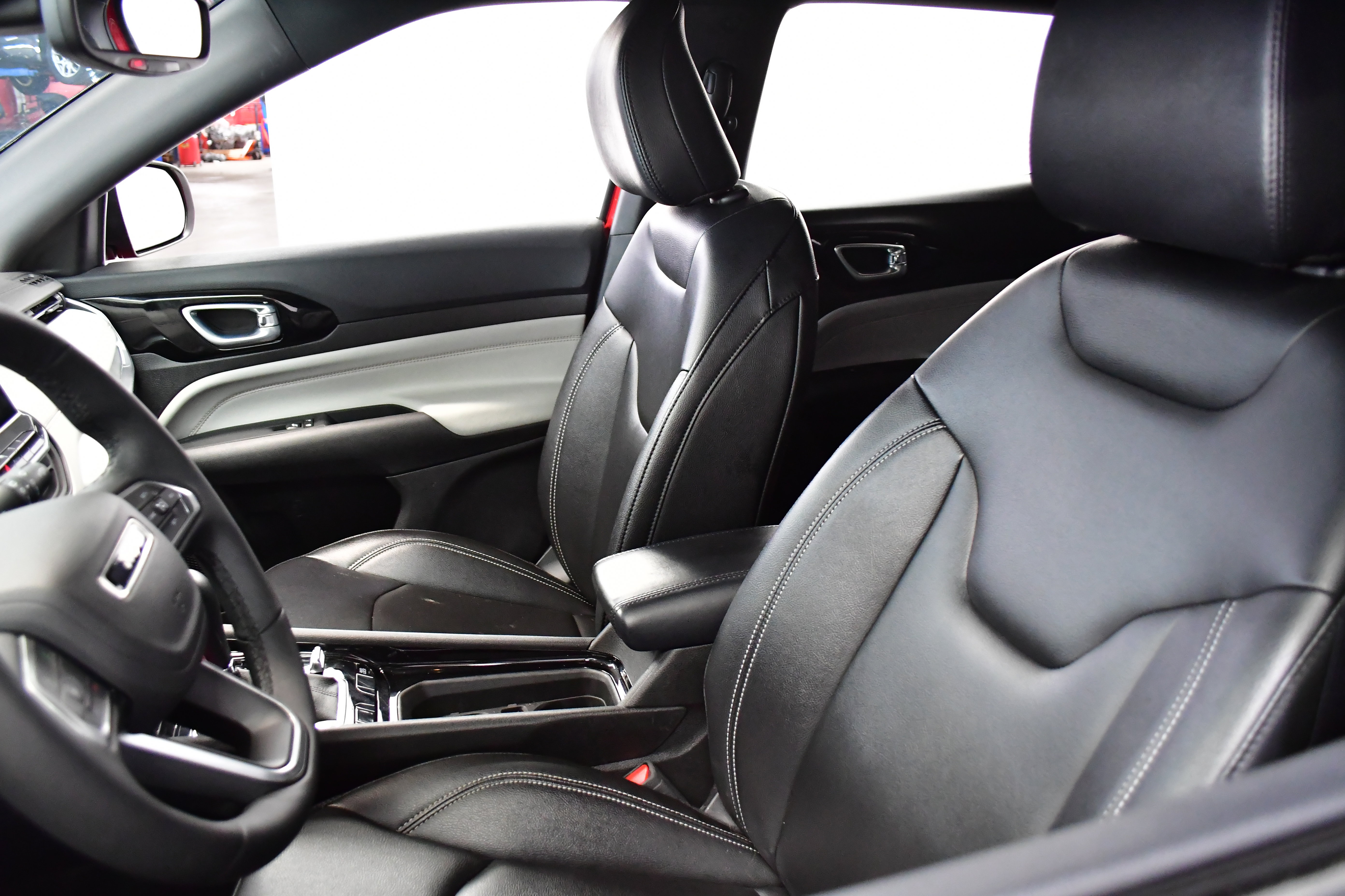 Used 2025 Jeep Compass Limited image 9