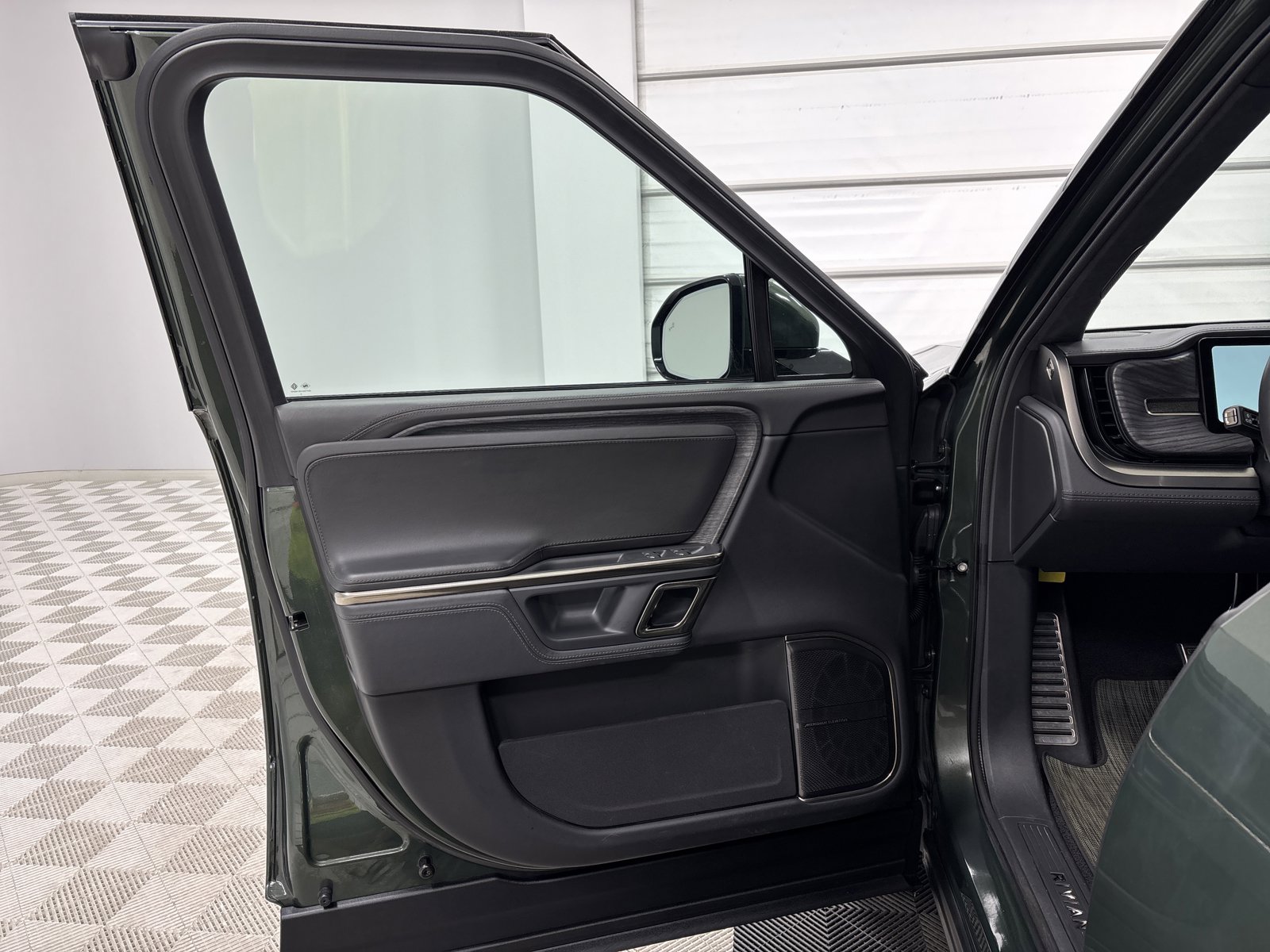 Used 2023 Rivian R1S Adventure AWD/4WD image 16