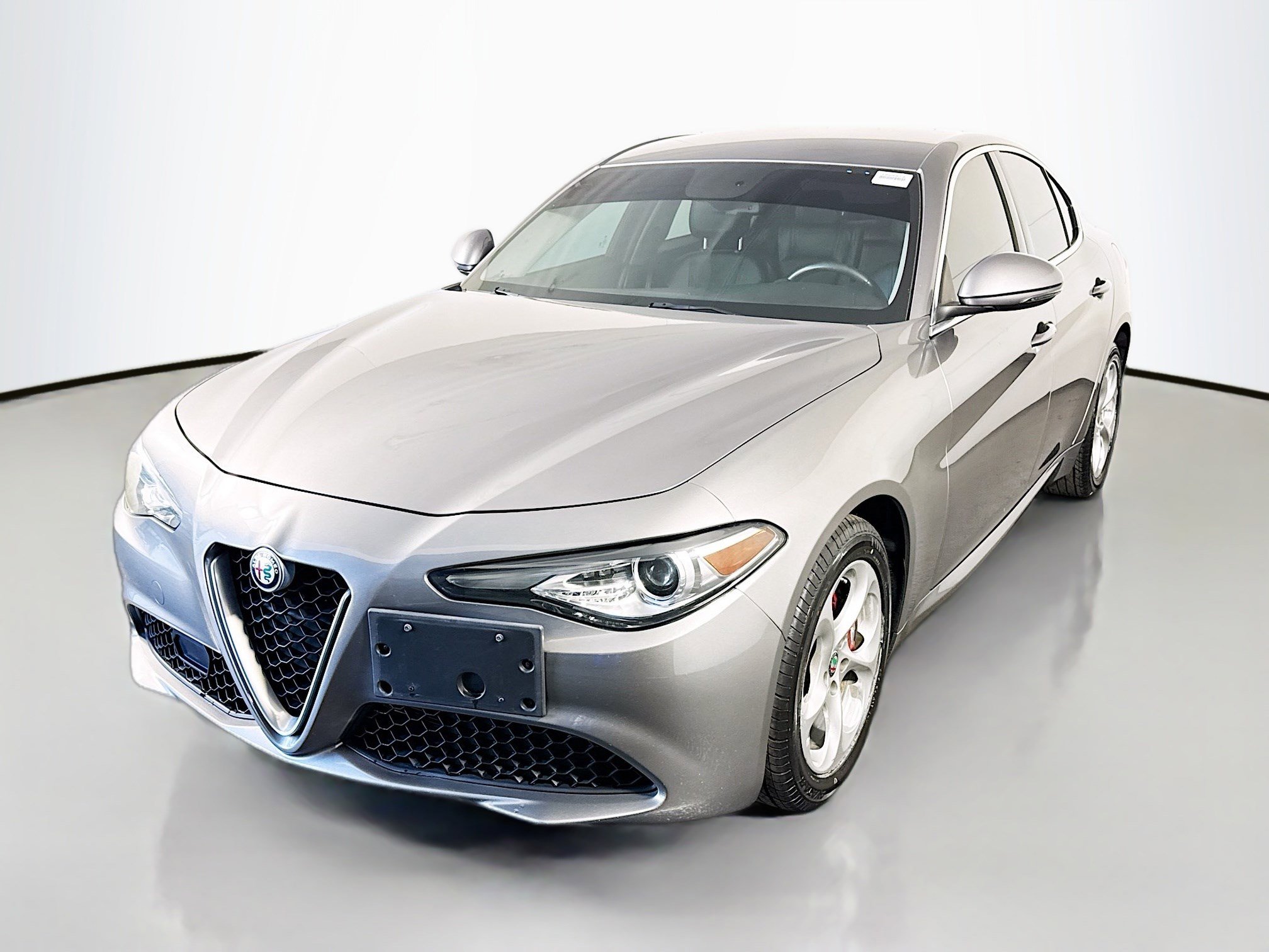 Used 2019 Alfa Romeo Giulia Base image 4
