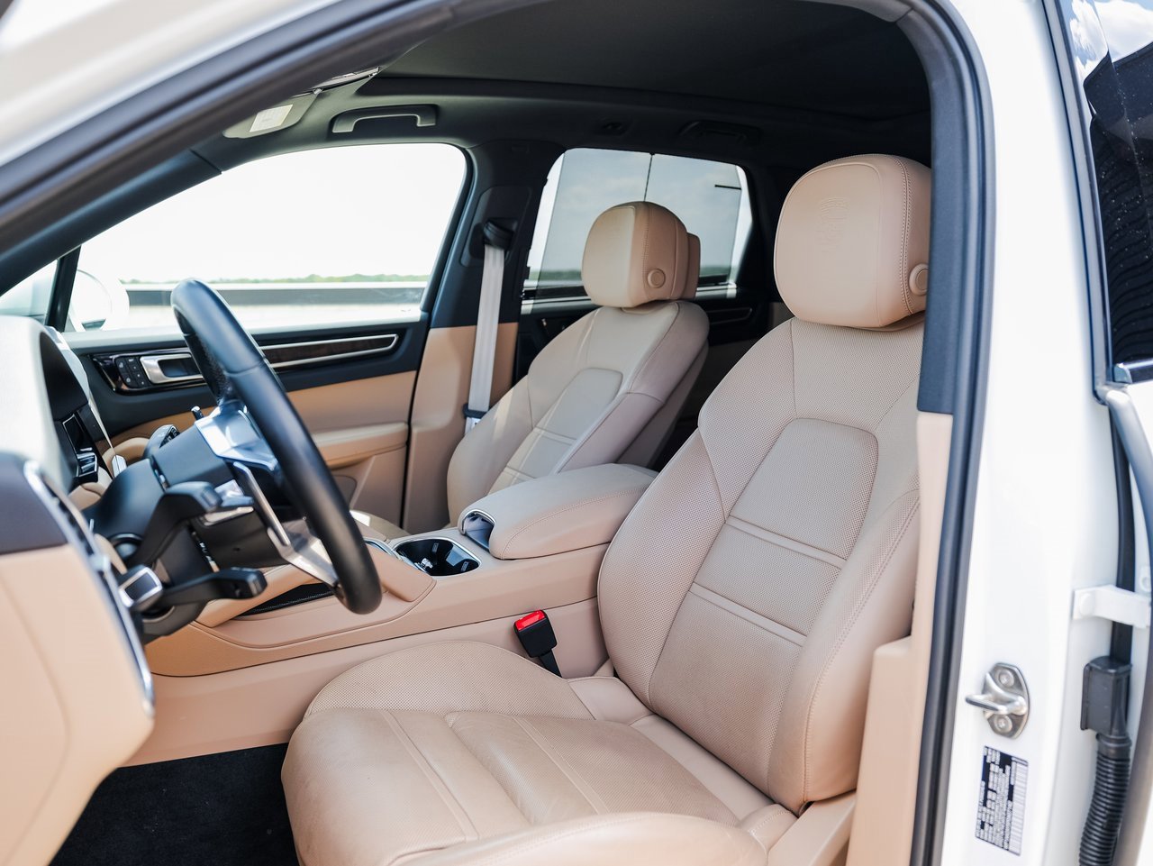 Certified 2023 Porsche Cayenne Platinum Edition image 5