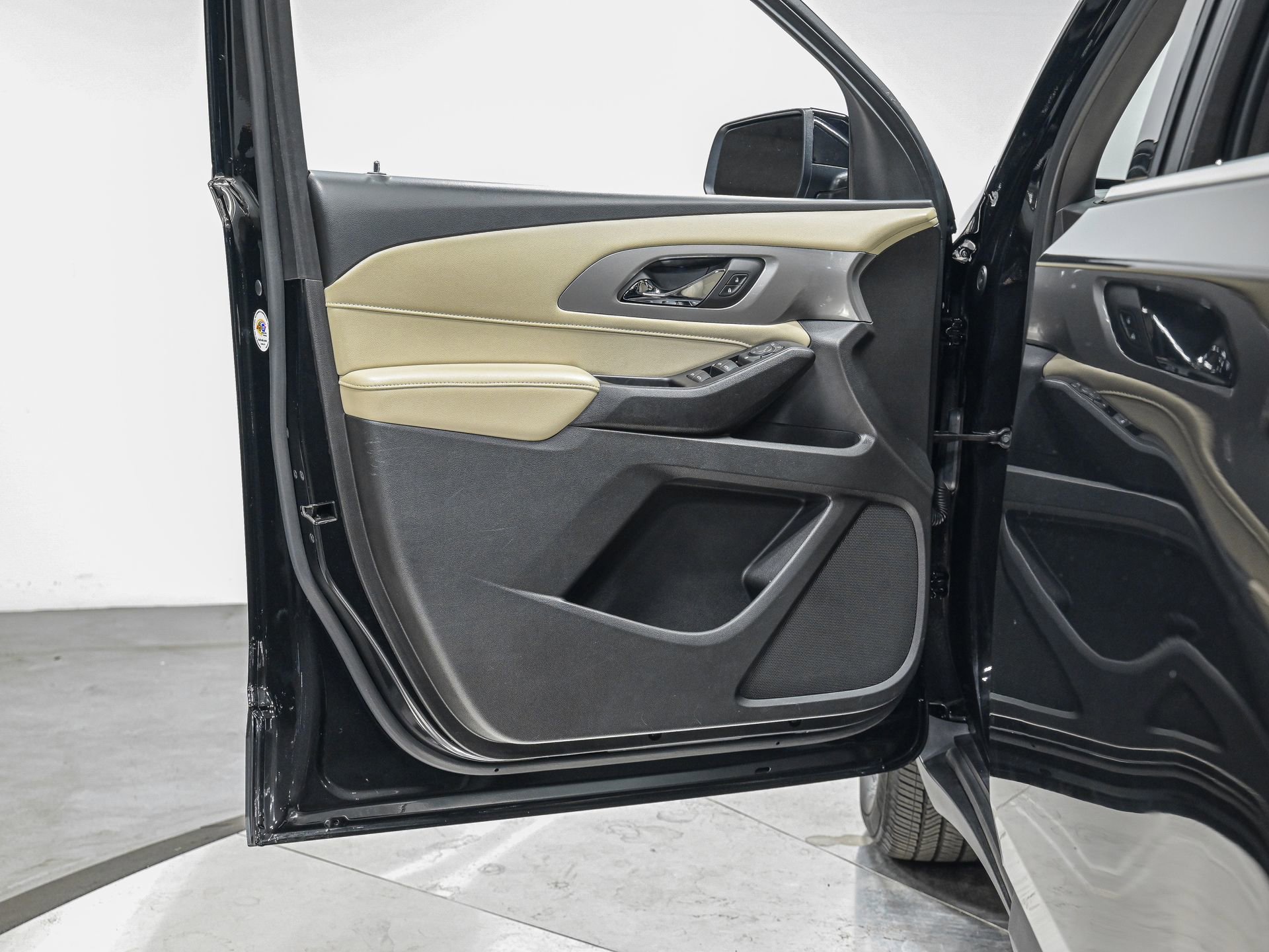 Used 2023 Chevrolet Traverse LS image 12