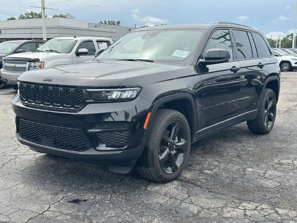 Used 2024 Jeep Grand Cherokee Laredo AWD/4WD image 7