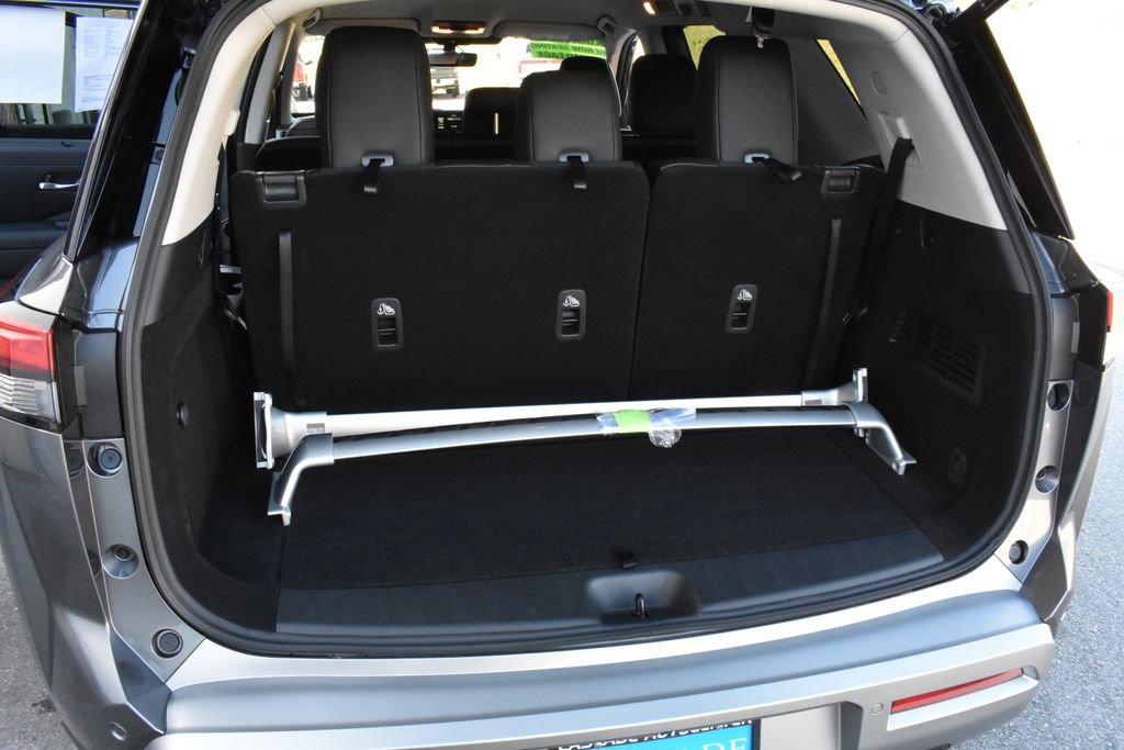 Used 2025 Nissan Pathfinder SL AWD/4WD image 34