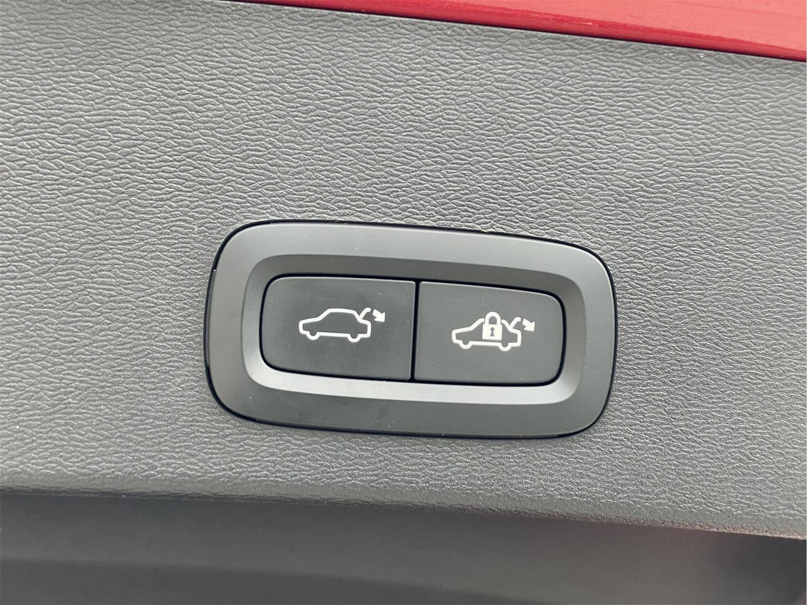 Used 2024 Volvo XC40 B5 Plus w/ Climate Package image 10