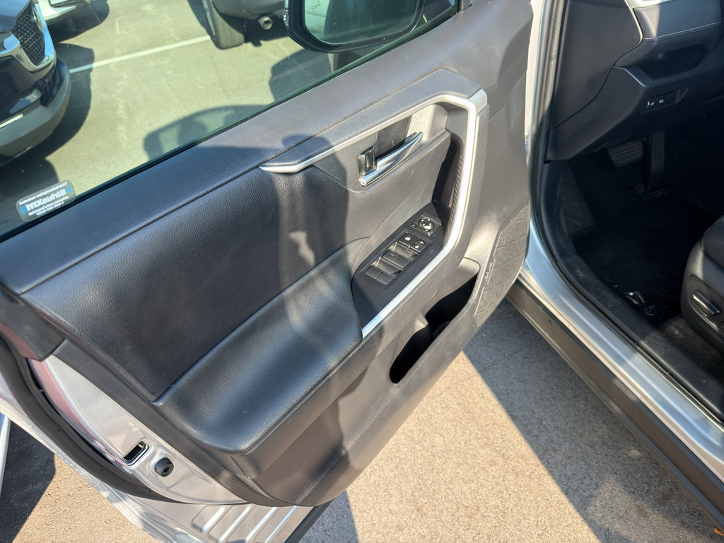 Used 2020 Toyota RAV4 XLE FWD image 9