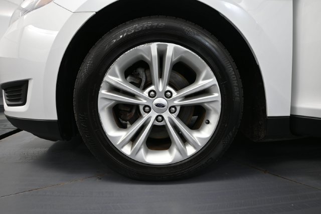 Used 2018 Ford Taurus SE FWD image 12