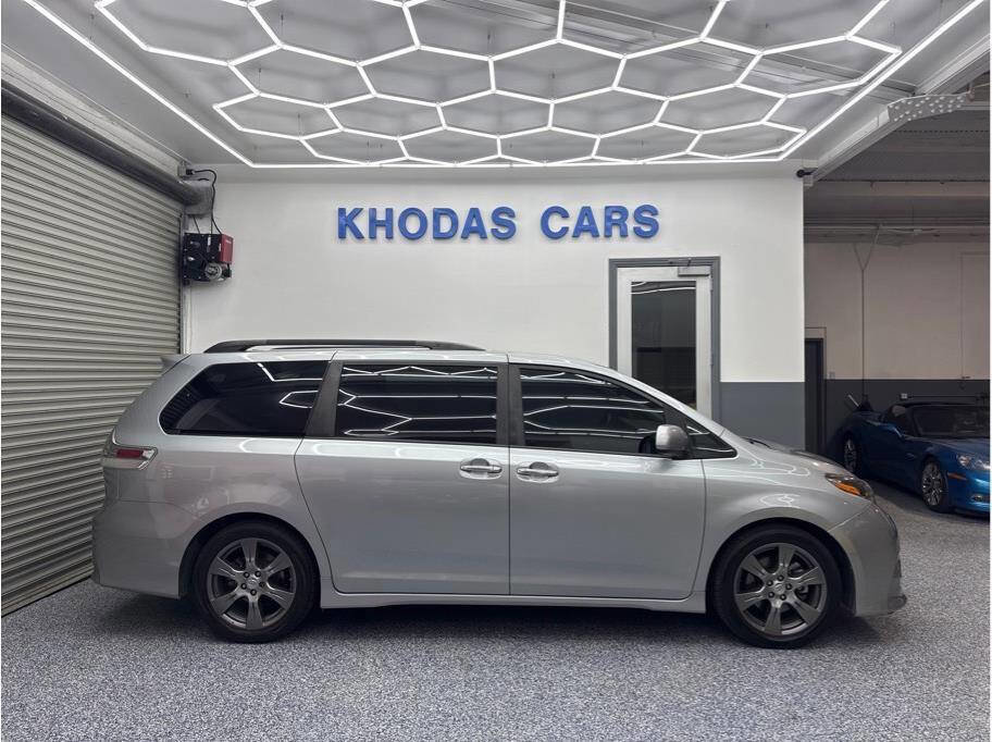 Used 2017 Toyota Sienna SE Premium image 5