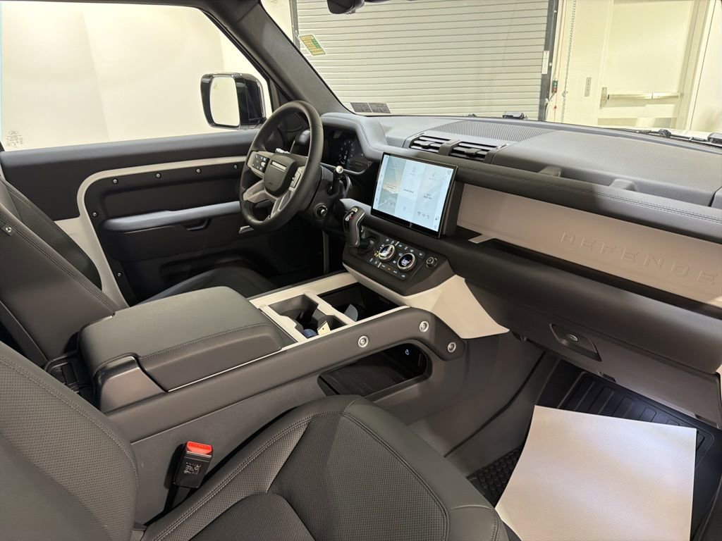 Used 2025 Land Rover Defender 90 X-Dynamic SE AWD/4WD image 20