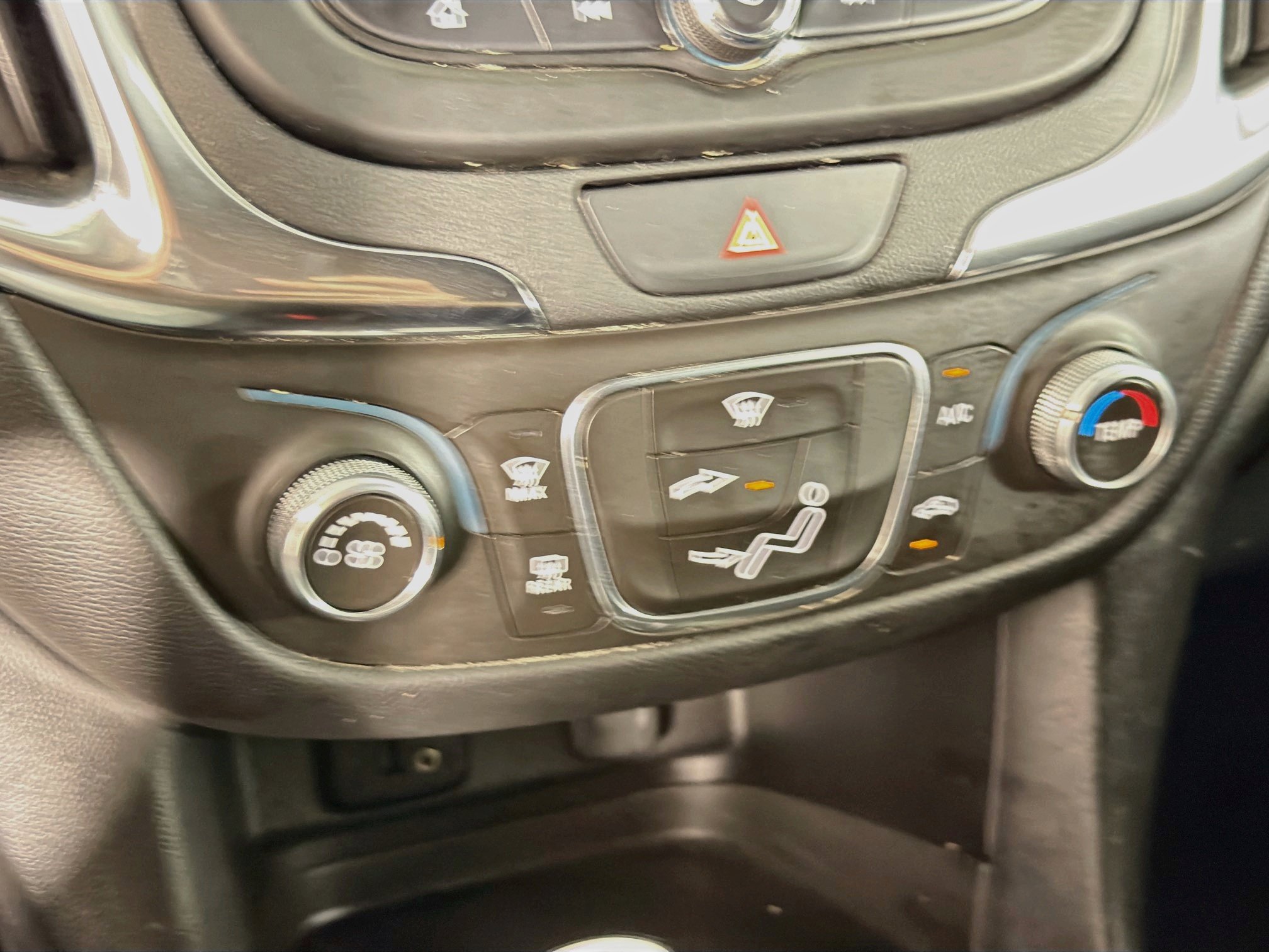 Used 2018 Chevrolet Equinox LT FWD image 23