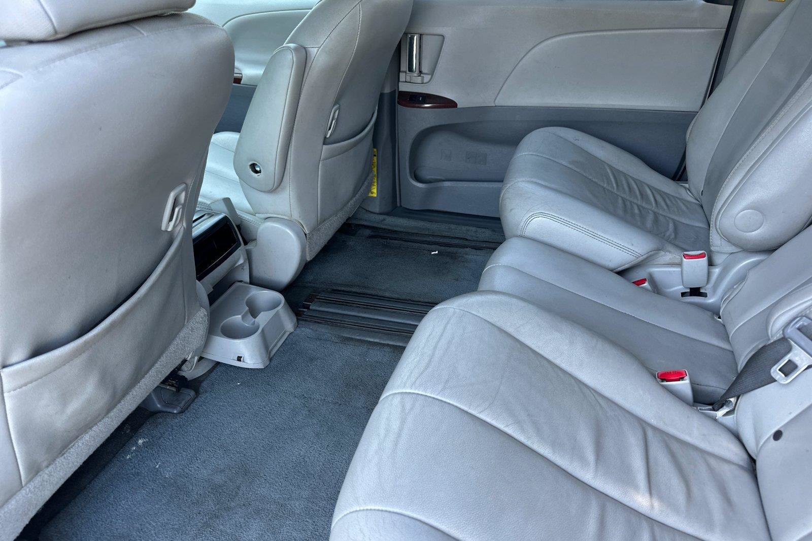 Used 2014 Toyota Sienna XLE FWD image 12