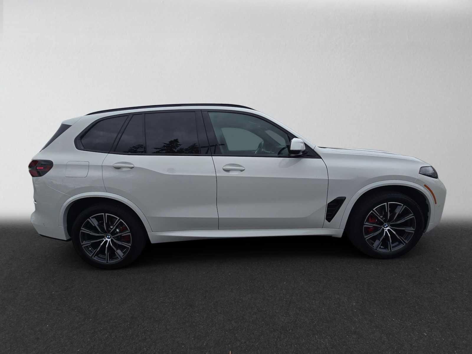 Used 2024 BMW X5 xDrive40i w/ M Sport Package AWD/4WD image 2