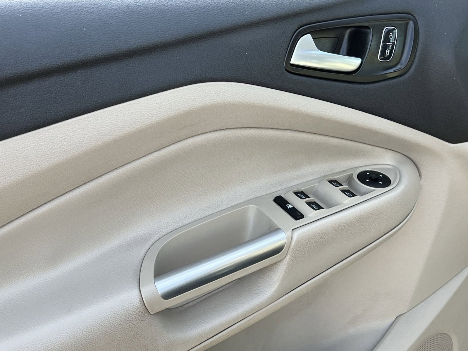 Used 2017 Ford Escape SE image 23