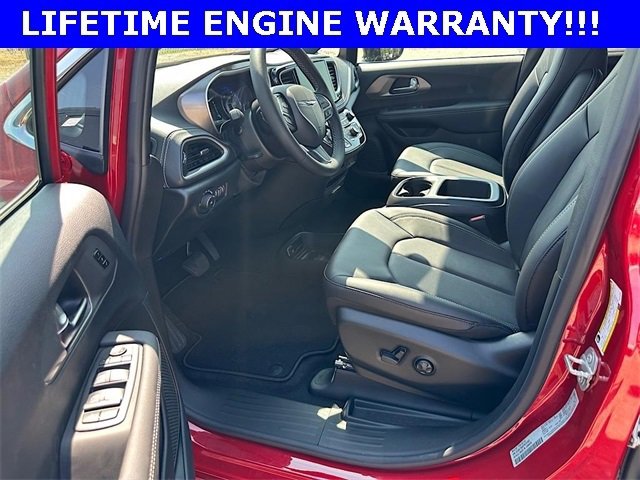 New 2026 Chrysler Pacifica Select image 11