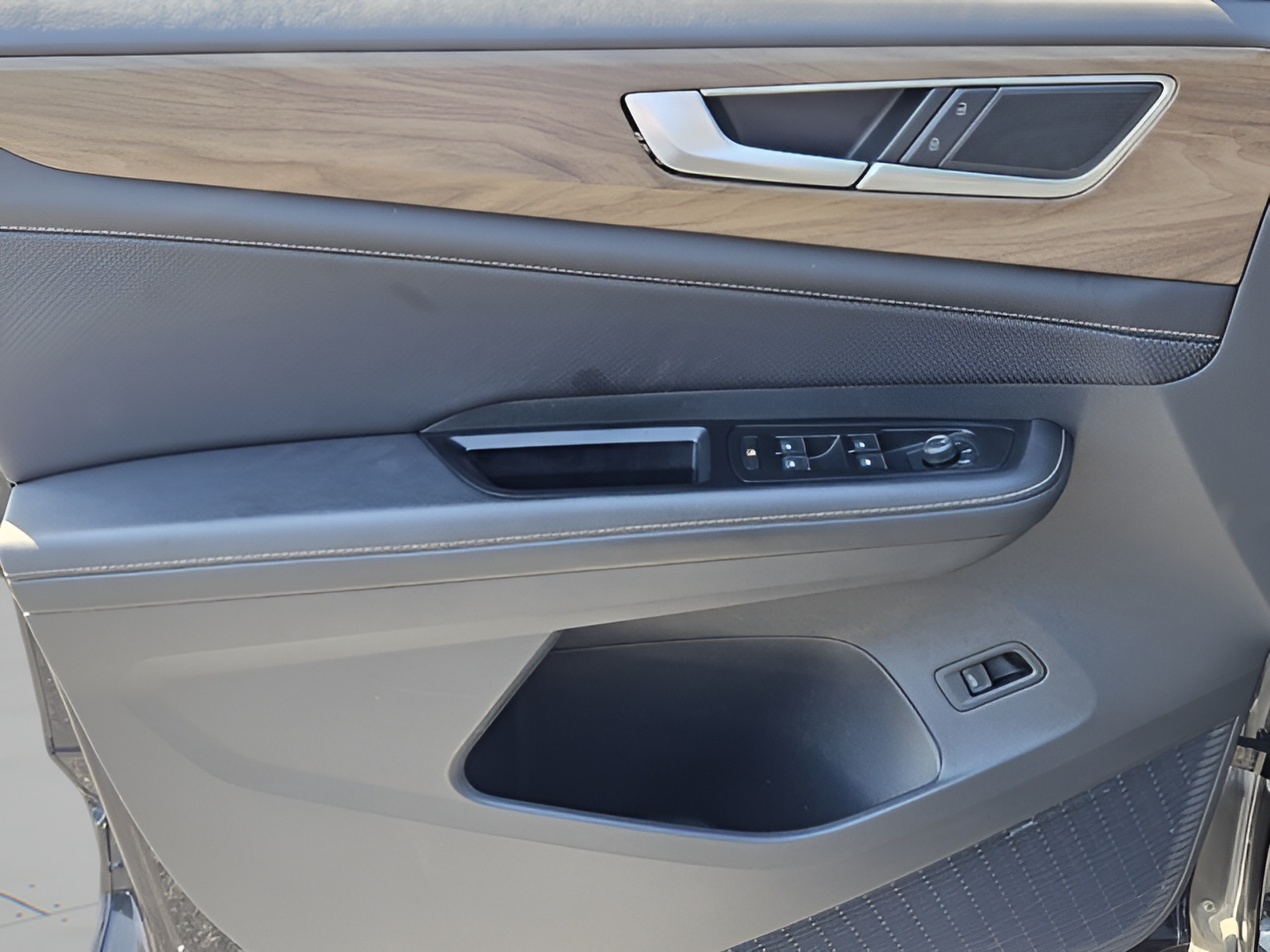 Certified 2025 Volkswagen Atlas SE FWD image 13