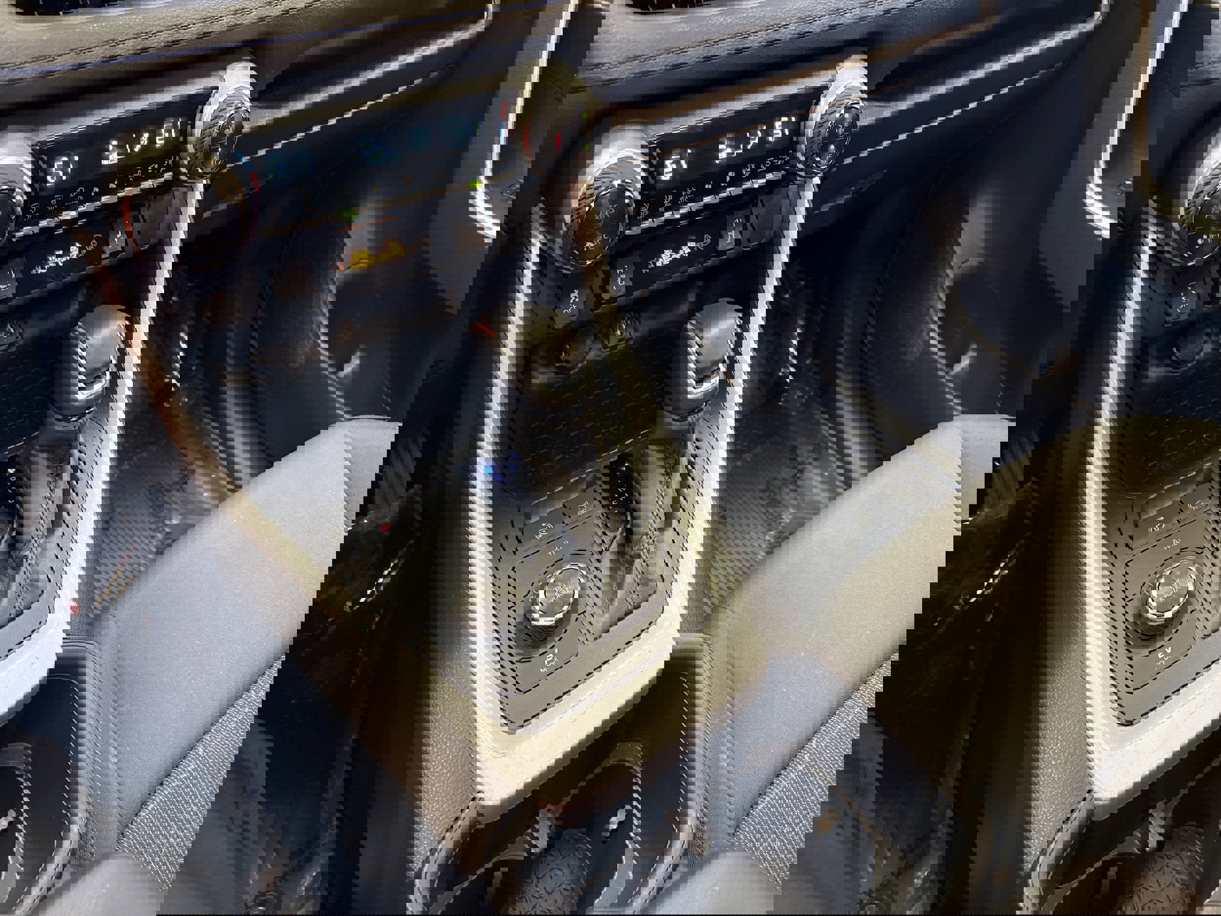 Used 2024 Toyota RAV4 SE w/ Convenience Package image 35