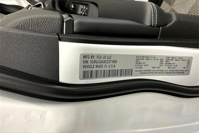 New 2025 Jeep Grand Cherokee Laredo image 9