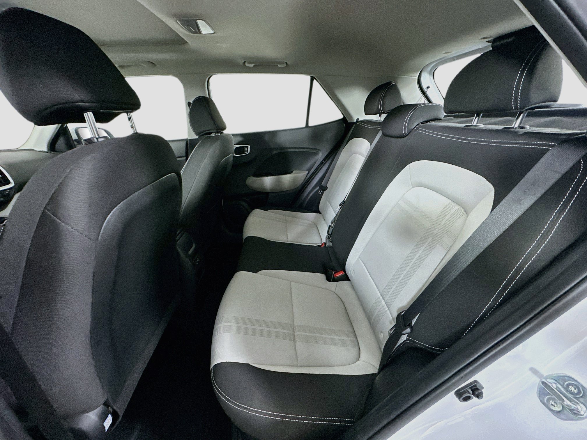 Used 2025 Hyundai Venue SEL FWD image 27