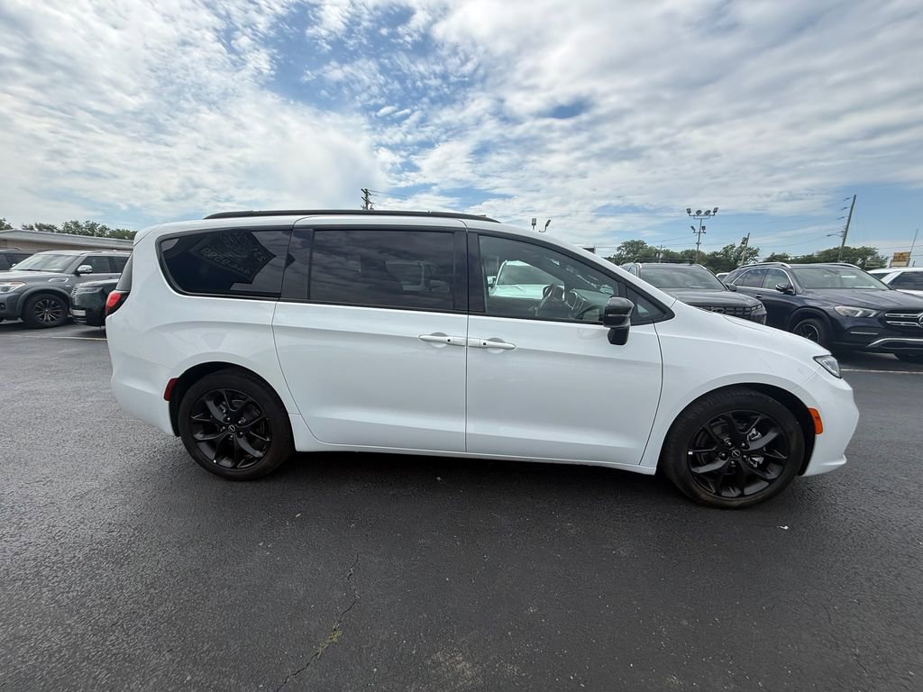Used 2025 Chrysler Pacifica Limited FWD image 2