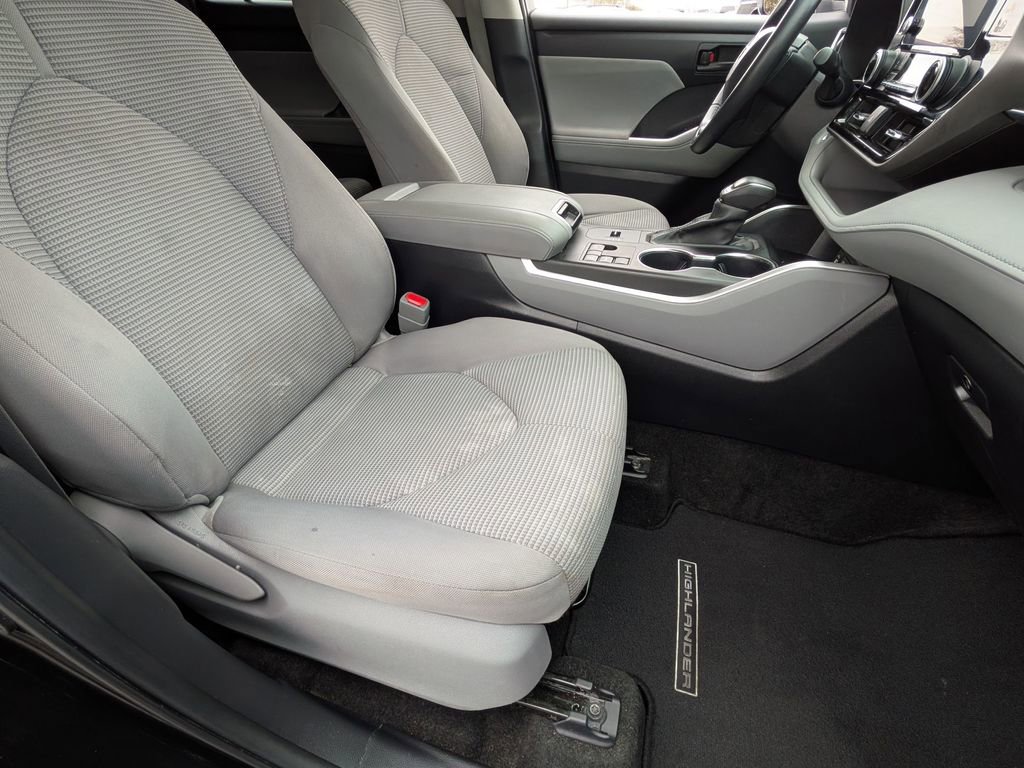 Used 2023 Toyota Highlander LE FWD image 23