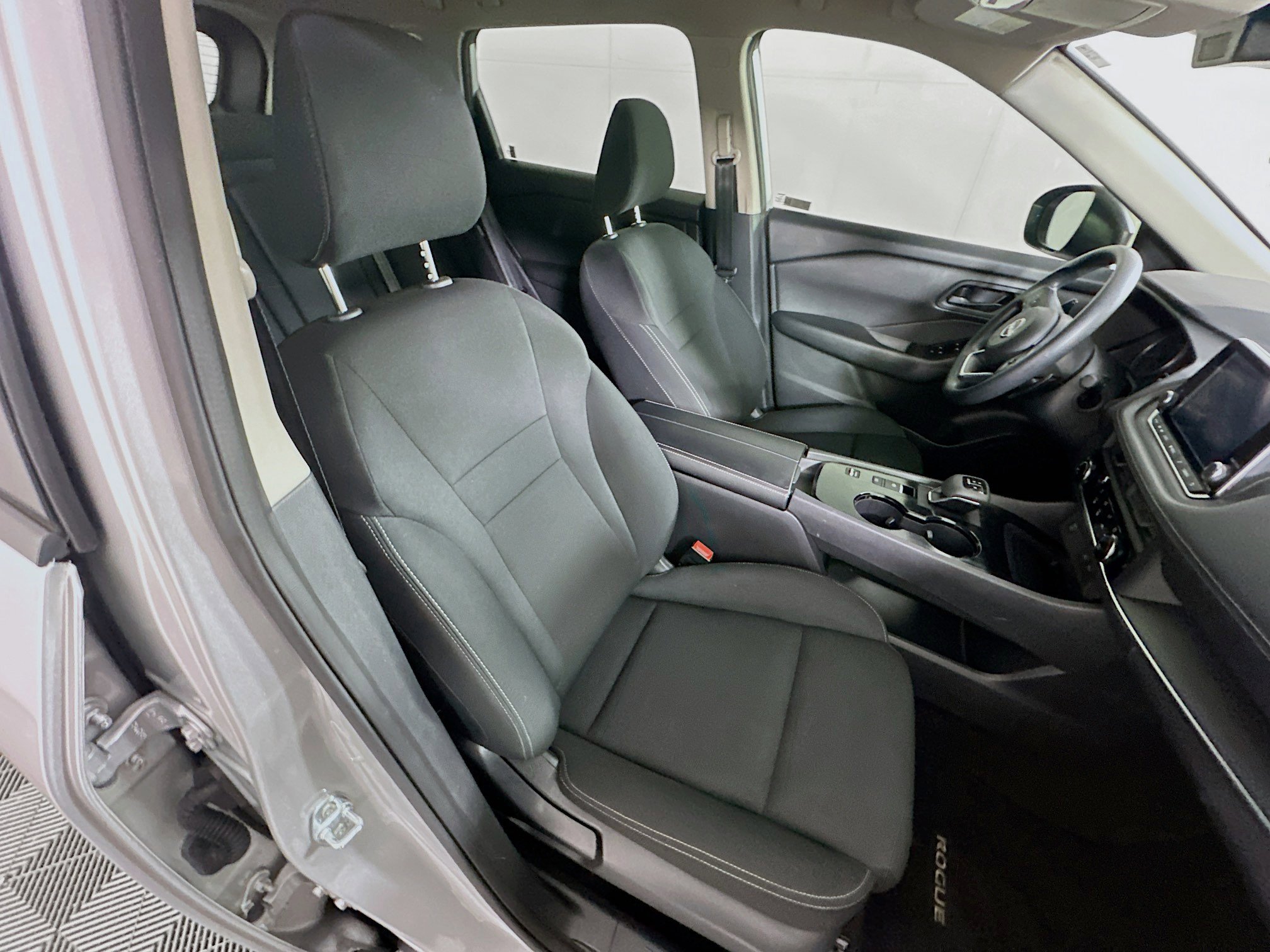 Used 2024 Nissan Rogue S FWD image 29