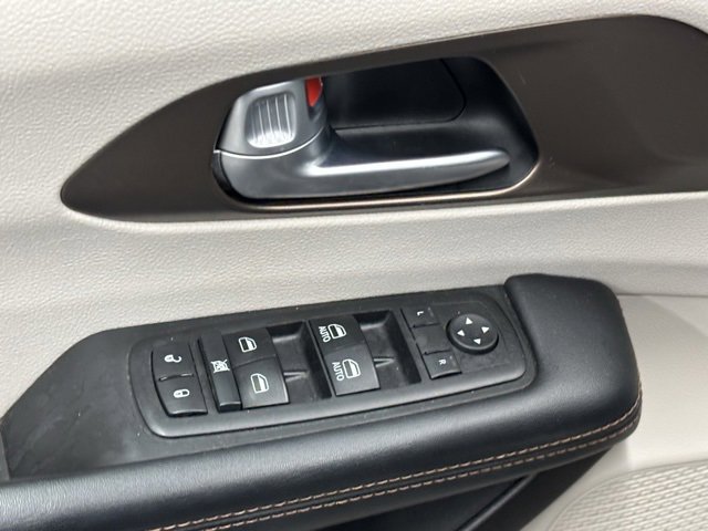 Used 2017 Chrysler Pacifica Touring-L image 14