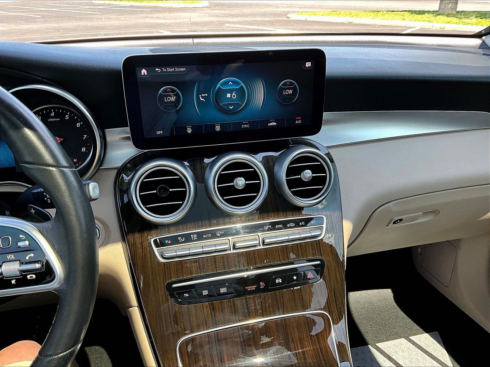 Used 2021 Mercedes-Benz GLC 300 4MATIC w/ Premium Package image 15