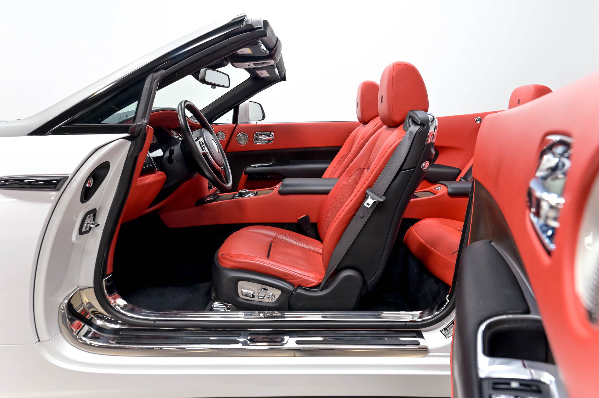Used 2017 Rolls-Royce Dawn RWD image 97