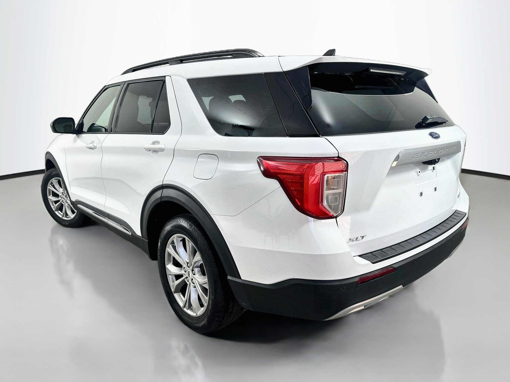 Used 2021 Ford Explorer XLT w/ Equipment Group 202A AWD/4WD image 5