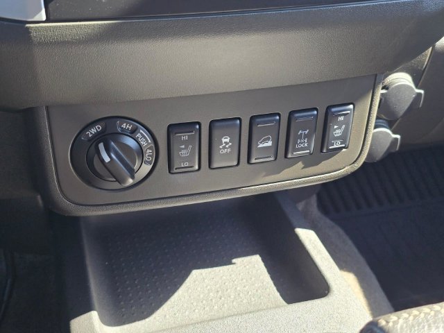 Used 2015 Nissan Xterra PRO-4X w/ Pro-4x Leather Package AWD/4WD image 26