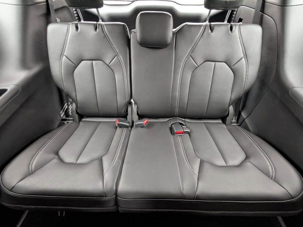 New 2025 Chrysler Pacifica Select image 40