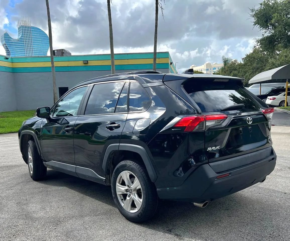 Used 2021 Toyota RAV4 XLE AWD/4WD image 6
