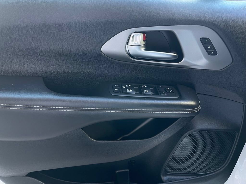 Used 2025 Chrysler Pacifica Select FWD image 9