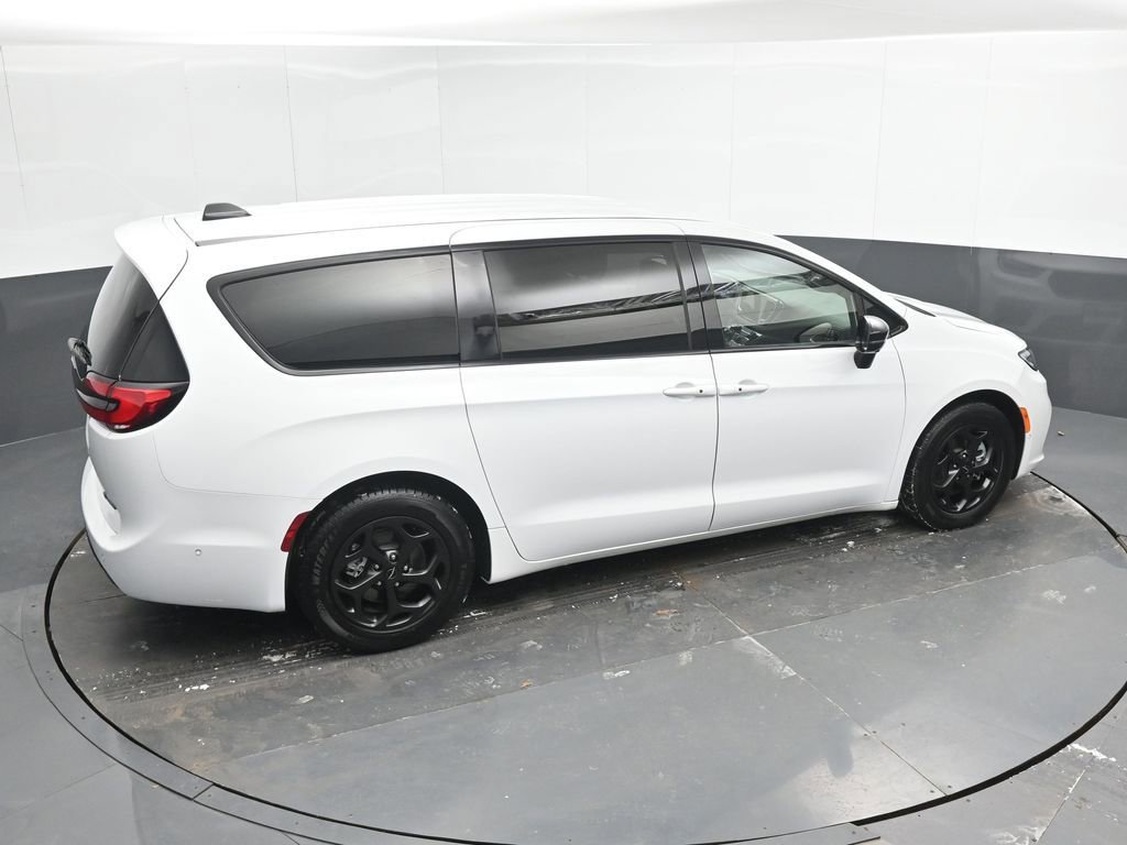 Used 2024 Chrysler Pacifica Select image 37