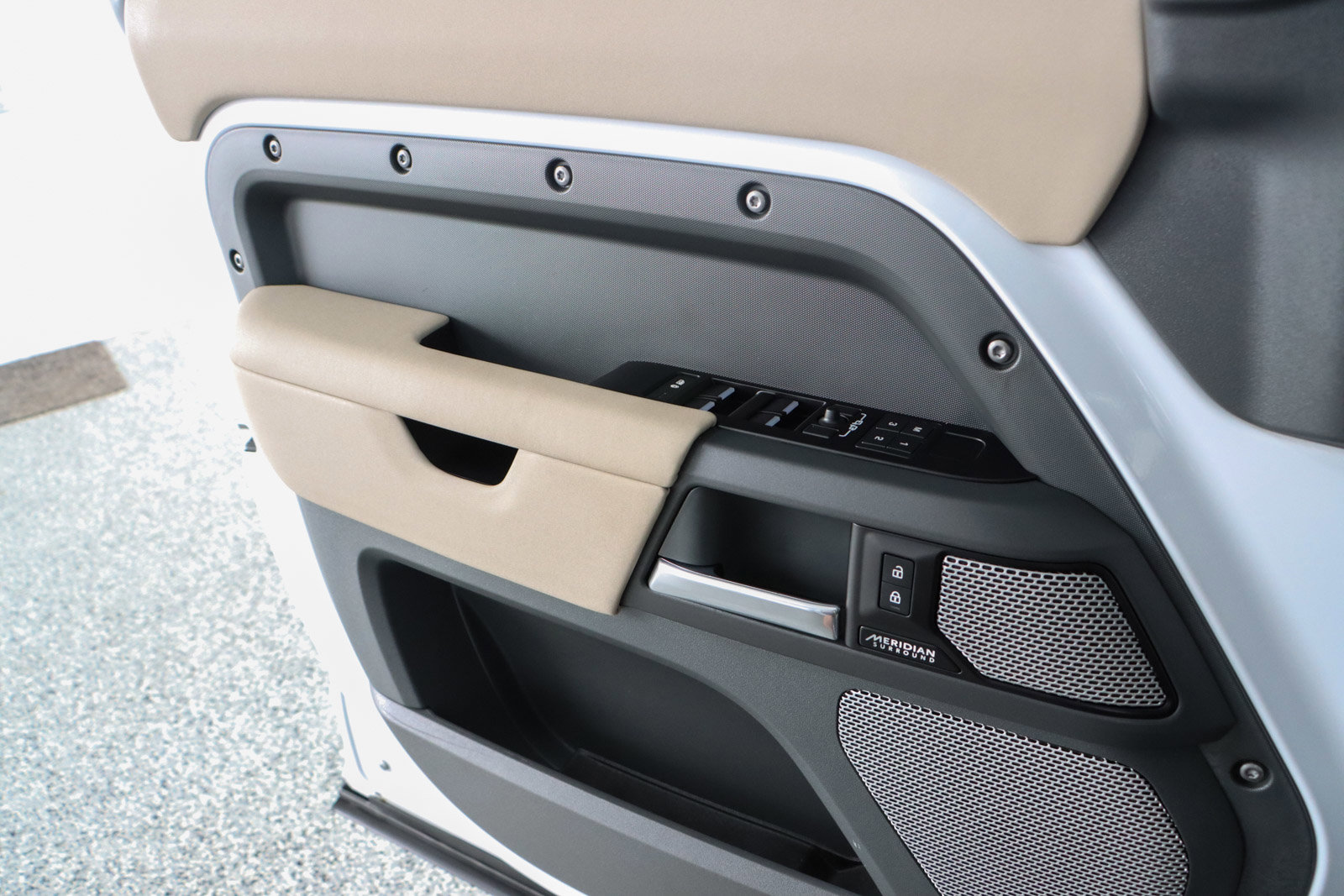 Used 2023 Land Rover Defender 130 X-Dynamic SE image 22