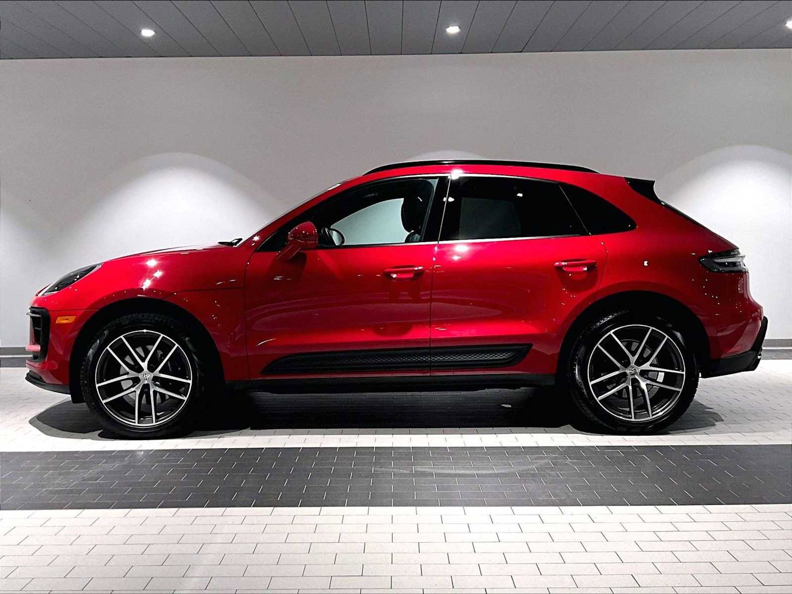 Used 2024 Porsche Macan image 2