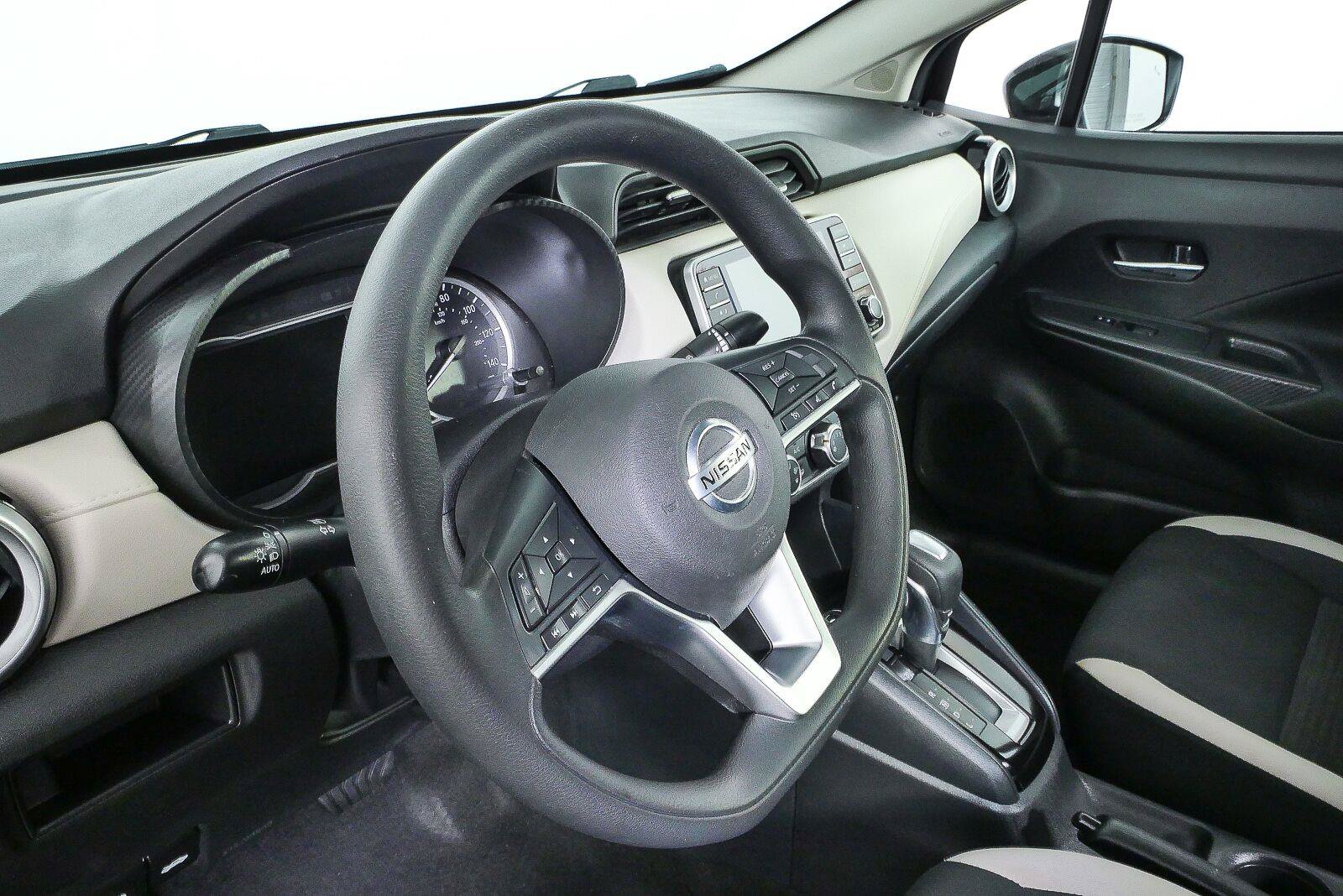 Used 2021 Nissan Versa SV FWD image 4