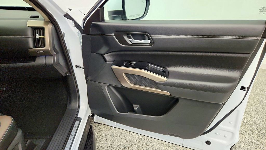 Used 2025 Nissan Pathfinder Platinum AWD/4WD image 28
