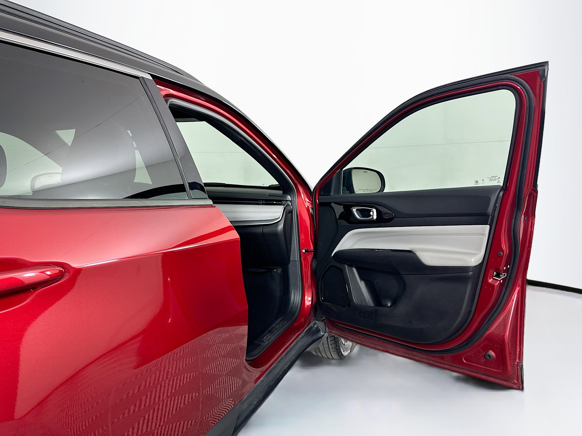 Used 2025 Jeep Compass Limited image 30