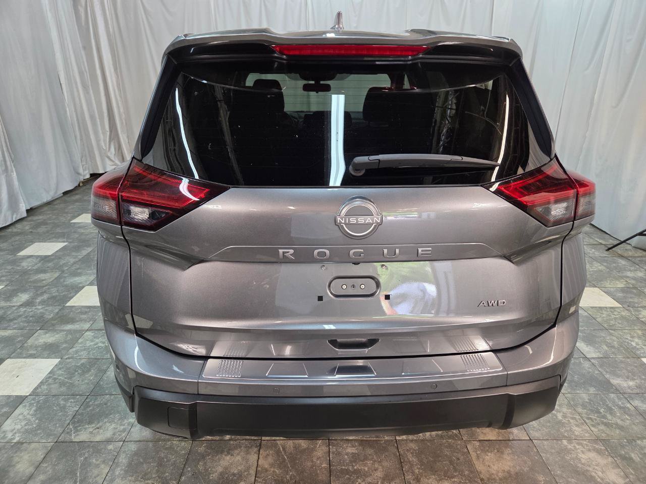 Used 2025 Nissan Rogue SV AWD/4WD image 4