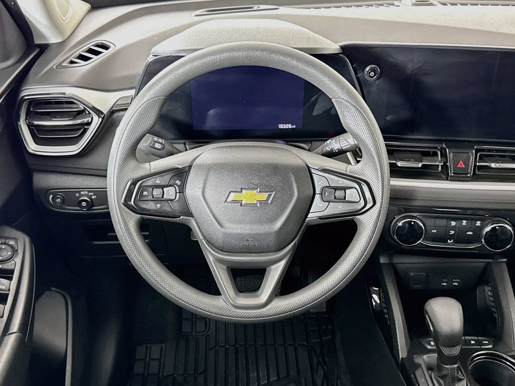 Used 2025 Chevrolet TrailBlazer LT w/ Driver Confidence Package AWD/4WD image 4